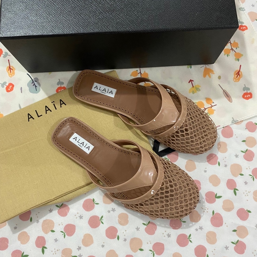 Alaïa Nude/Tan Woven Patent Leather Slide Mules